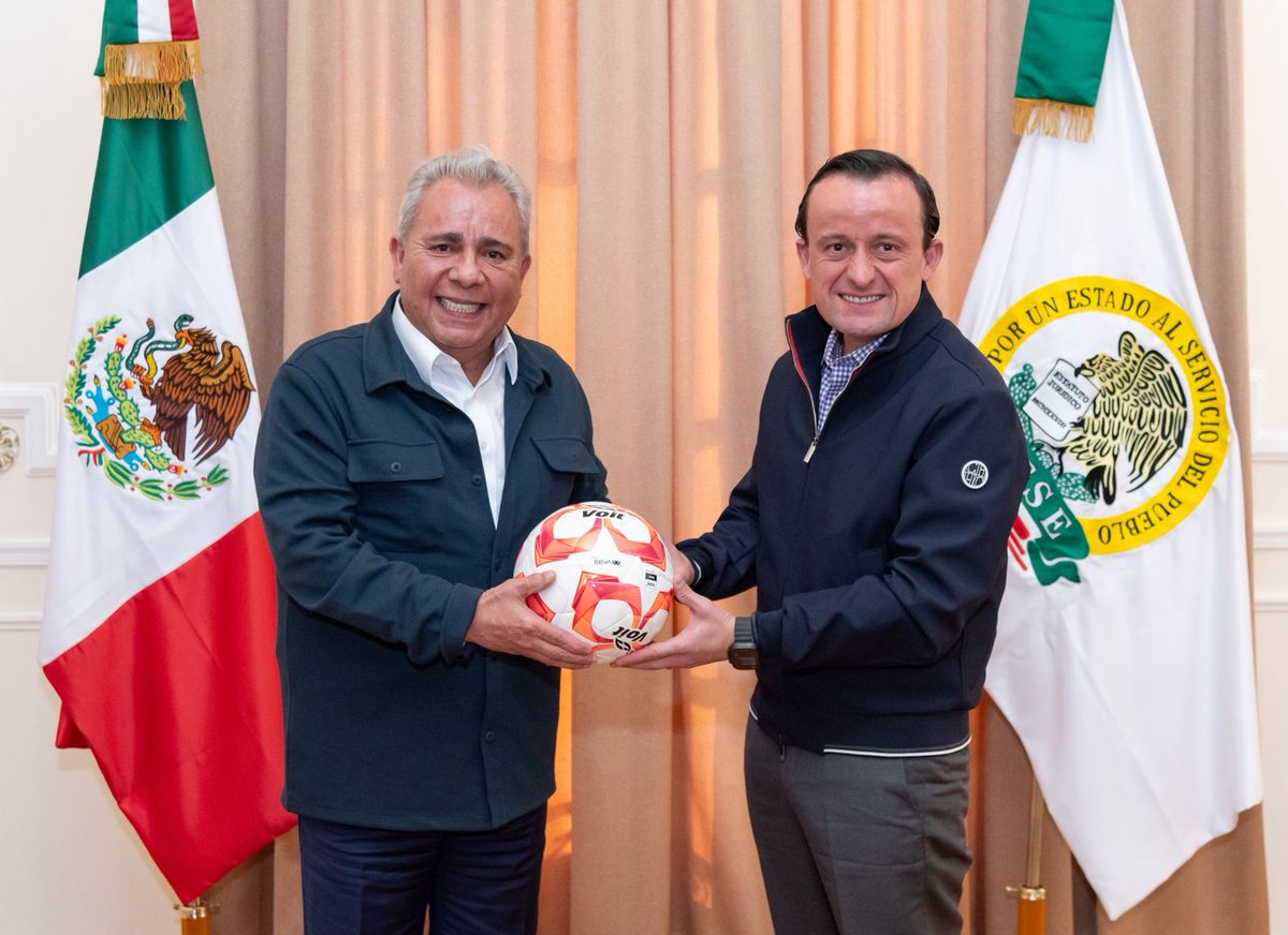 FSTSEmx's tweet image. Agradecemos al Mtro. @MikelArriolaP, Comisionado Presidente de la Federación Mexicana de Fútbol (@FMF) la productiva reunión con nuestro Presidente @GarciaAyalaM . 

Derivado de este encuentro nos inspira a impulsar con mayor fuerza la participación deportiva y la sana…