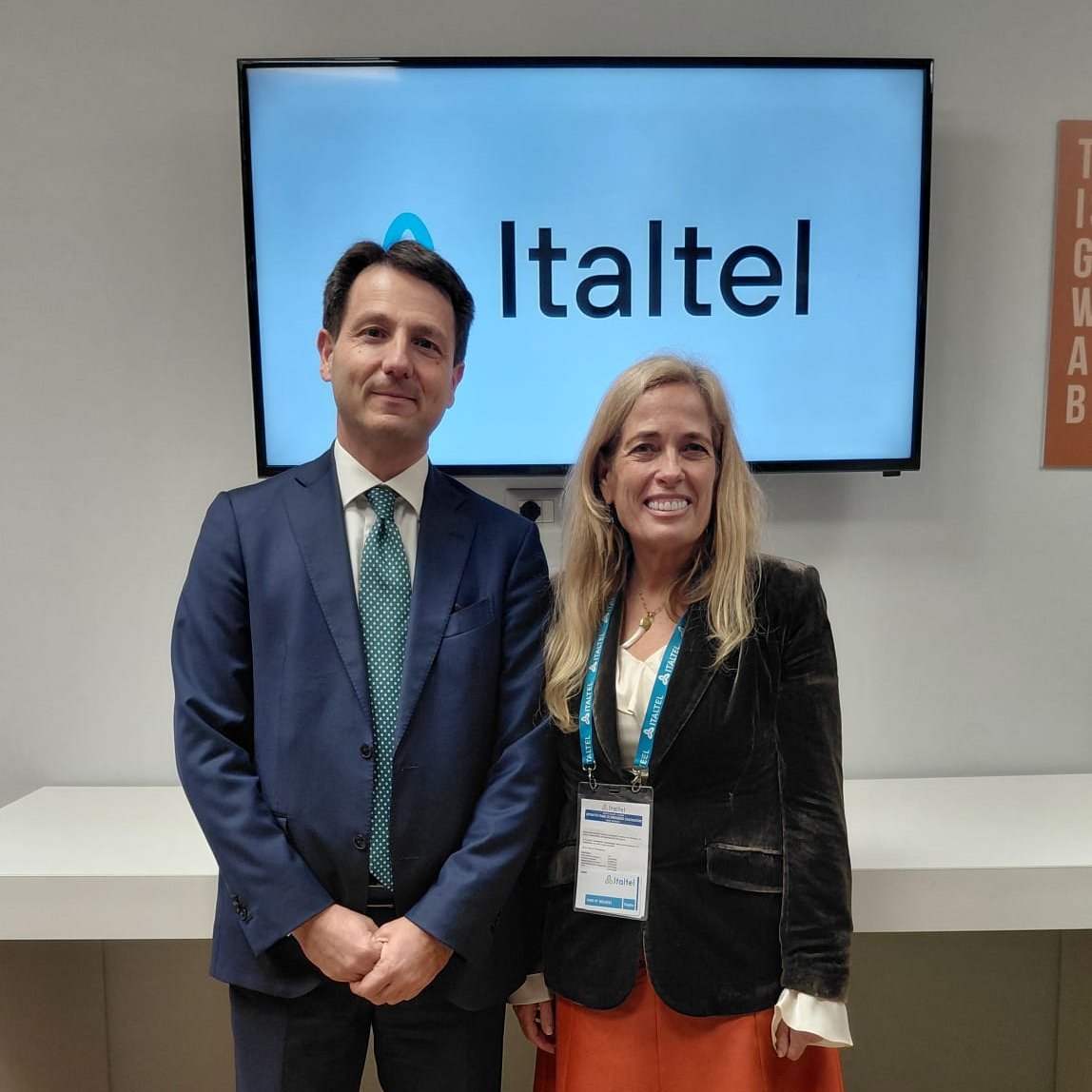 EmpleoCMadrid's tweet photo. 💻 Durante la visita a la sede central de @Italtel en Milán, la consejera @blondieconomics señala que la @ComunidadMadrid es la puerta natural de entrada para empresas europeas de tecnología en mercados emergentes en Hispanoamérica, el Norte de África y viceversa. https://t.co/e8FoRLubeM