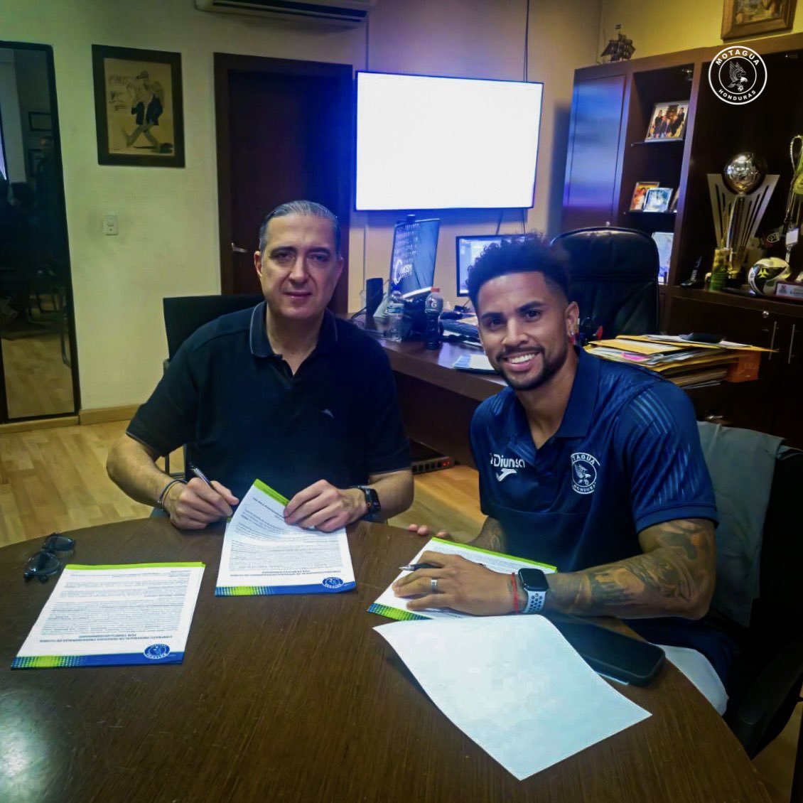 ✍🏼 Rodrigo de Olivera firmó su vínculo en compañía de nuestro presidente vitalicio, Pedro Atala. 

¡Bienvenido al Nido del Águila, goleador! 🦅
