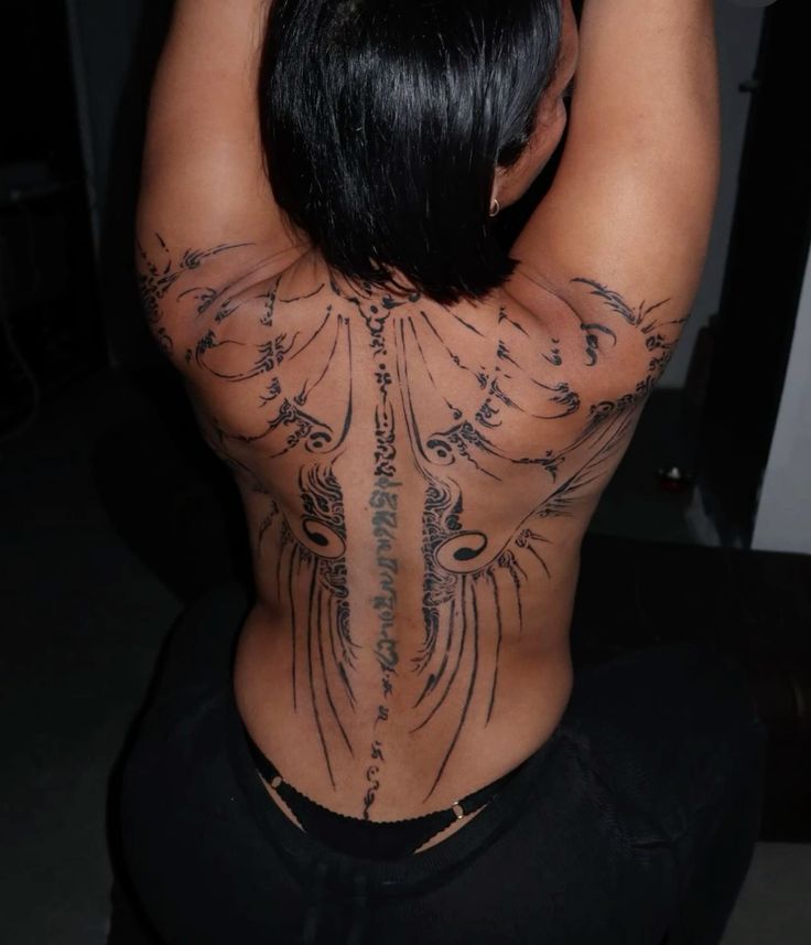 naomidailyx's tweet image. We need the lore behind these tattoos 😮‍💨