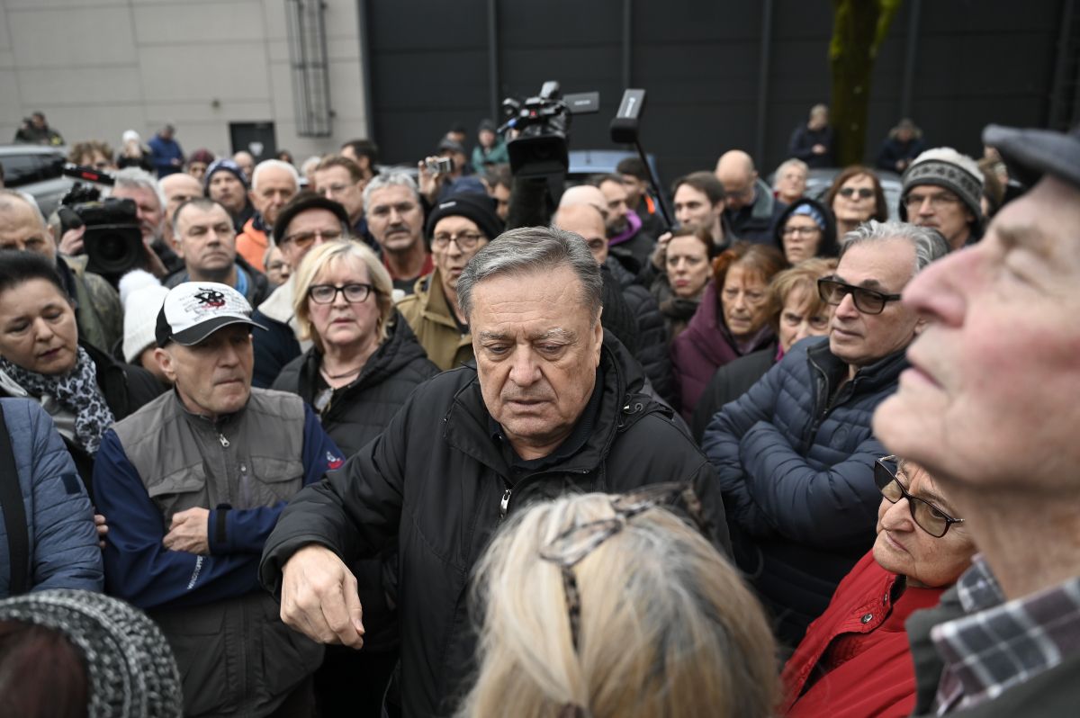»Zoki spoki«: Janković proti besnim prebivalcem Štepanjskega naselja (FOTO) reporter.si/clanek/sloveni…