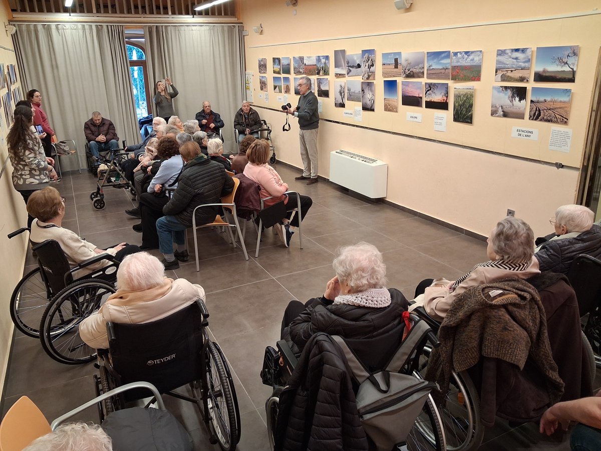 BiblioGuissona's tweet photo. #BiblioGuissona acull la visita d'un grup d'avis de la Fundació bonÀrea a l'exposició de fotografies d'Antonio Condal "La Segarra: quatre estacions, quatre colors".
@ACondal https://t.co/yi1jkbcg8y