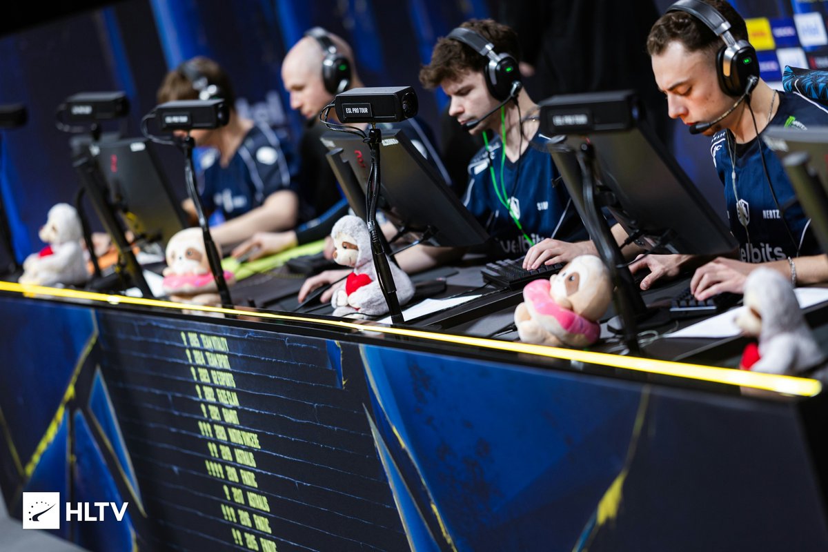 HLTVorg's tweet photo. ❤️🦥 @TeamLiquidCS players decided to show their support to NAF, who is missing IEM Krakow due to personal reasons

📸 @theMAKKU https://t.co/Ix74Whtnuc