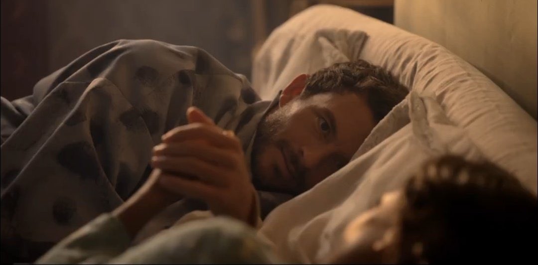 eunanacita's tweet photo. eles não são bobos nem inocentes!!!! eles SABIAM muito bem o alvoroço que iam causar com o sexiest man alive de barba interpretando o pai e marido mais insanamente apaixonado e gostoso do mundo https://t.co/OteA1S6zfP