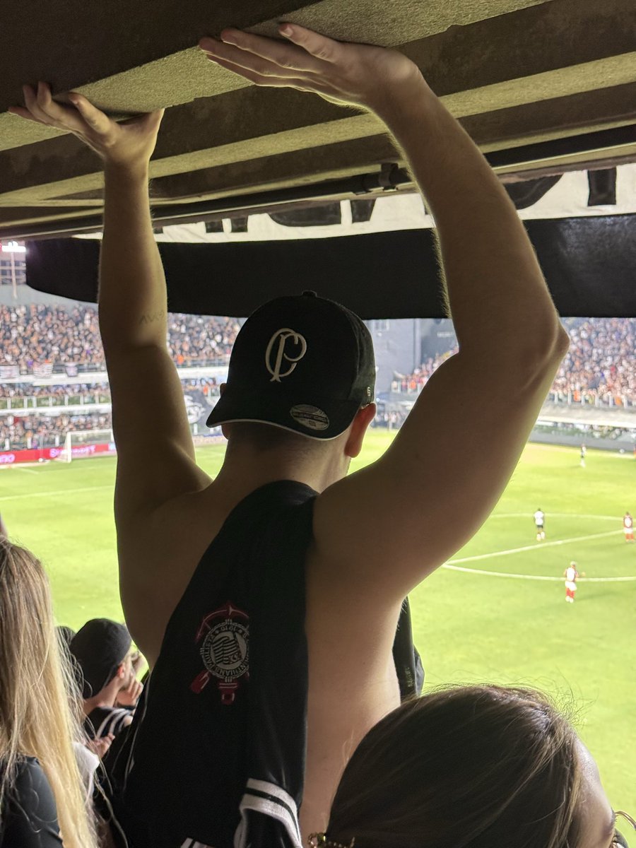 Estádio é tão ruim que na hora de pular a gente batia a cabeça no teto