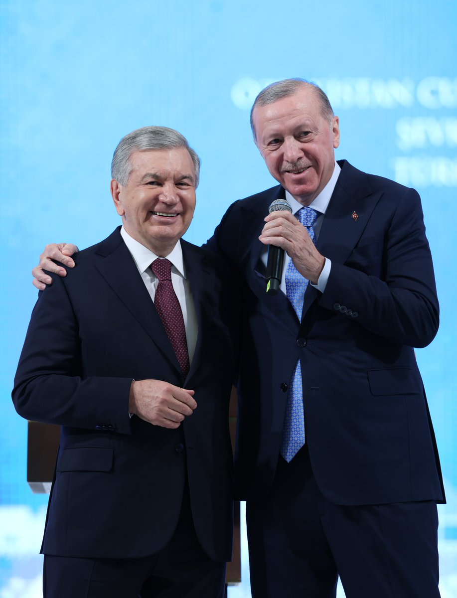 RTErdogan's tweet photo. Bugün, TOKİ tarafından Hatay’ın Arsuz ilçesinde inşa edilen 3 bin 93 konuttan müteşekkil projede Özbekistan’ın yapımını üstlendiği 308 konutumuzun teslimini Cumhurbaşkanı Şevket Mirziyoyev kardeşimle birlikte yaptık. 🇹🇷🇺🇿                                                           

Bu projede bir Özbek mahallesinin yer alması bizi ziyadesiyle mutlu etmiş, bu yerleşim ebedî kardeşliğimizin kalıcı bir simgesi olmuştur.

Bugün aynı zamanda Özbekistan Okulunun taş koyuş merasimini çevrimiçi olarak gerçekleştirdik.

Özbekistan’ın yurt dışında ilk kez inşa edeceği bu okul için İstanbul’u tercih etmesi bizleri ayrıca memnun etmiştir.

Taş koyuş törenimizin de hayırlara vesile olmasını diliyor, burada eğitim görecek öğrencilerimize şimdiden başarılar temenni ediyorum.

Ülkemizin en zor günlerinde sergiledikleri dayanışma için tüm Özbek kardeşlerimize, en başta Sayın Mirziyoyev’e tekrar teşekkür ediyorum.