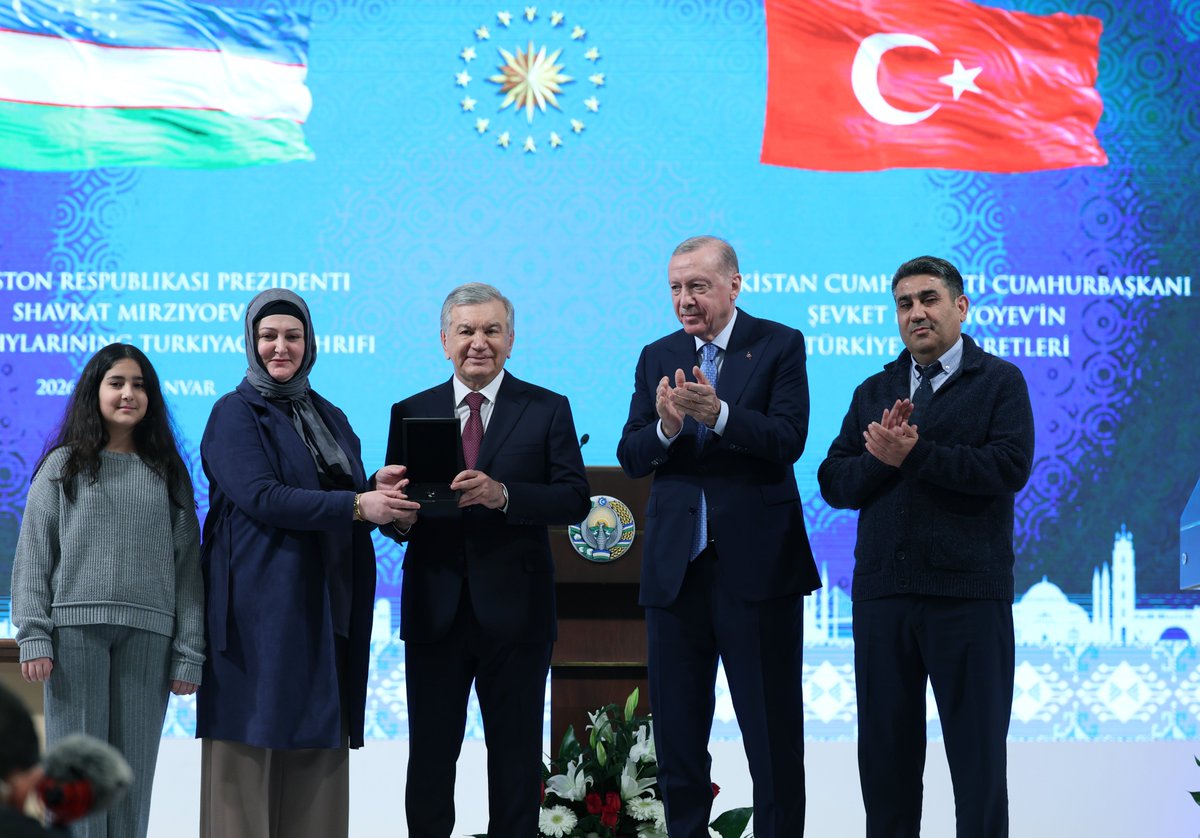 Bugün, TOKİ tarafından Hatay’ın Arsuz ilçesinde inşa edilen 3 bin 93 konuttan müteşekkil projede Özbekistan’ın yapımını üstlendiği 308 konutumuzun teslimini Cumhurbaşkanı Şevket Mirziyoyev kardeşimle birlikte yaptık. 🇹🇷🇺🇿