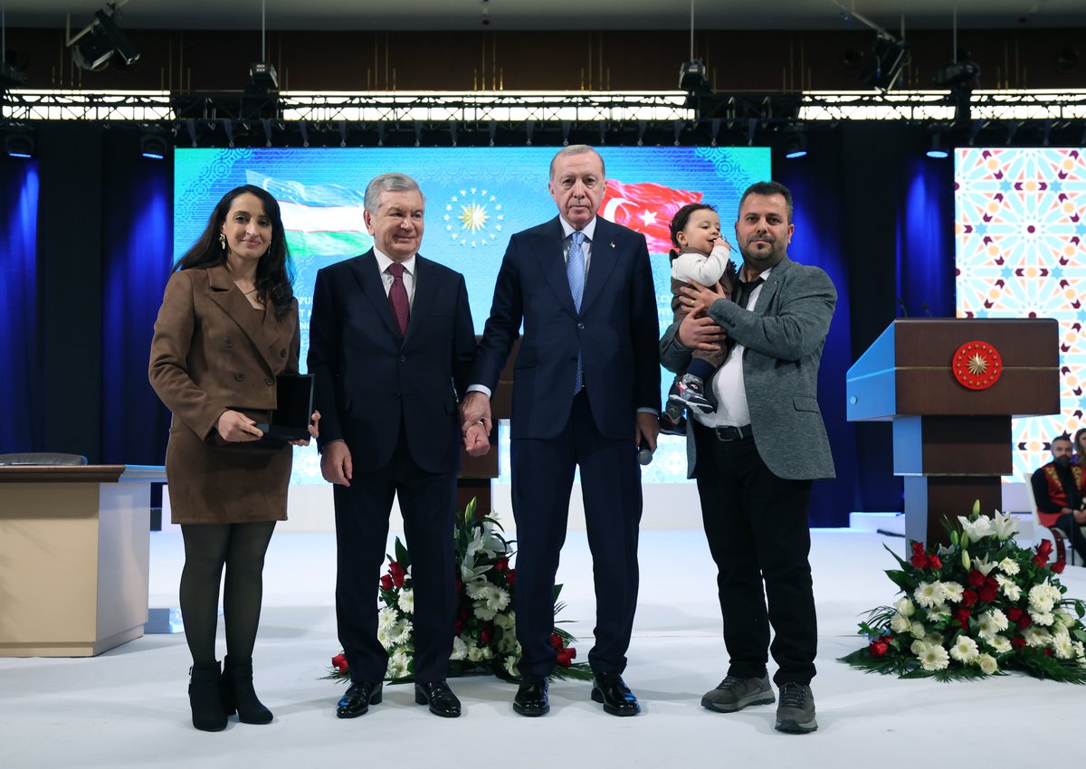 RTErdogan's tweet photo. Bugün, TOKİ tarafından Hatay’ın Arsuz ilçesinde inşa edilen 3 bin 93 konuttan müteşekkil projede Özbekistan’ın yapımını üstlendiği 308 konutumuzun teslimini Cumhurbaşkanı Şevket Mirziyoyev kardeşimle birlikte yaptık. 🇹🇷🇺🇿                                                           

Bu projede bir Özbek mahallesinin yer alması bizi ziyadesiyle mutlu etmiş, bu yerleşim ebedî kardeşliğimizin kalıcı bir simgesi olmuştur.

Bugün aynı zamanda Özbekistan Okulunun taş koyuş merasimini çevrimiçi olarak gerçekleştirdik.

Özbekistan’ın yurt dışında ilk kez inşa edeceği bu okul için İstanbul’u tercih etmesi bizleri ayrıca memnun etmiştir.

Taş koyuş törenimizin de hayırlara vesile olmasını diliyor, burada eğitim görecek öğrencilerimize şimdiden başarılar temenni ediyorum.

Ülkemizin en zor günlerinde sergiledikleri dayanışma için tüm Özbek kardeşlerimize, en başta Sayın Mirziyoyev’e tekrar teşekkür ediyorum.