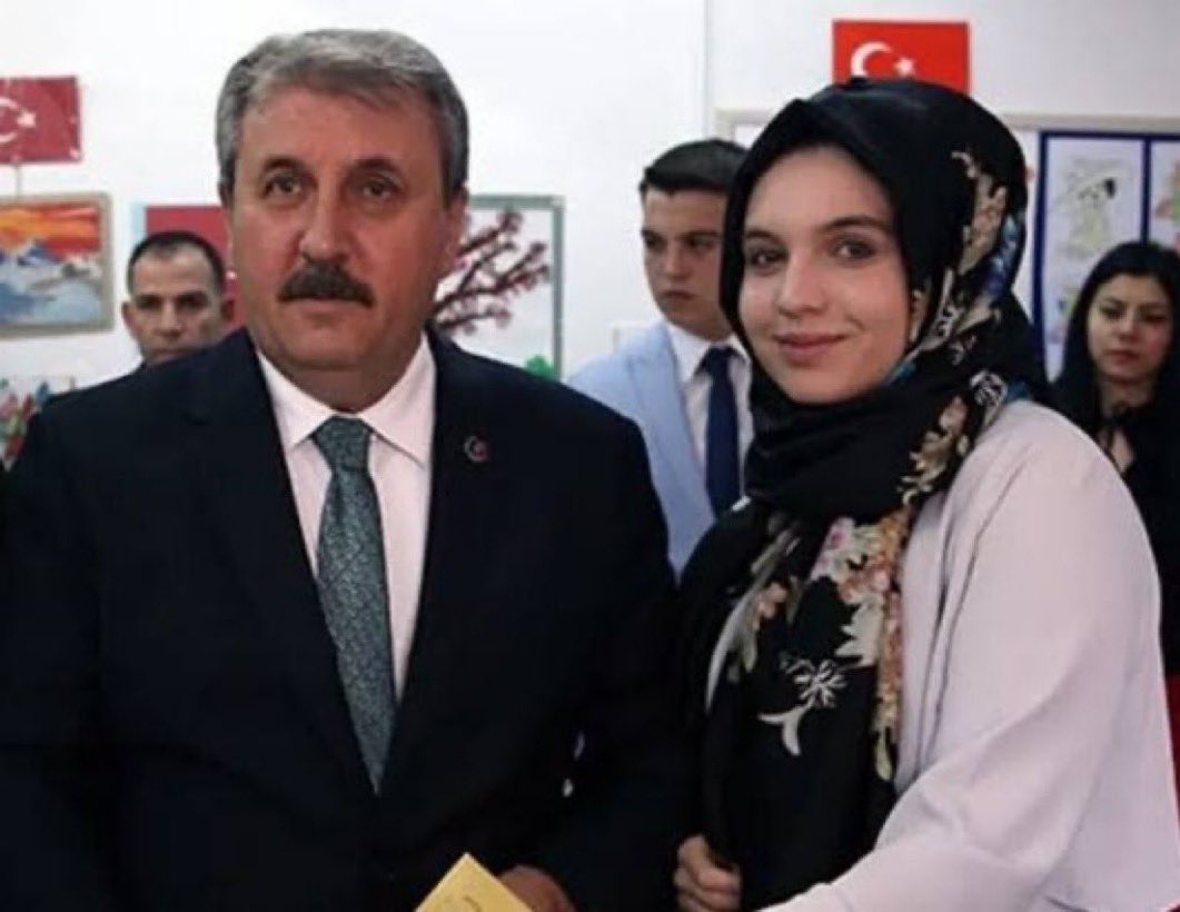 nazofcanadcpas's tweet image. Sağdaki Mustafa Destici’nğn Açıköğretim Fakültesi Edebiyat Bölümü mezunu kızı Hilal Destici. TBMM’de torpille PROGRAMCI olarak işe başladı. Soldaki Moleküler Biyoloji ve Genetik bitiren Büşra, iş ve torpil bulamadığı için babasının yanında AYAKKABICI olarak işe başladı !!!