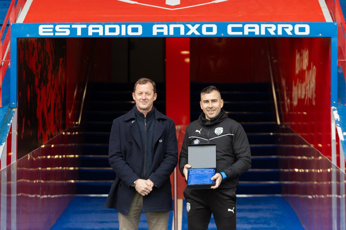 👏 Parabéns, <a href="/yago_iglesias/">Yago Iglesias 🪓</a> 

O presidente do Comité Galego de Adestradores, Manolo García, fixo entrega este xoves do premio que acredita ao actual técnico do <a href="/CDeportivoLugo/">Club Deportivo Lugo 🪓</a> como mellor adestrador da Segunda Federación da pasada campaña

💙 Noraboa, míster!