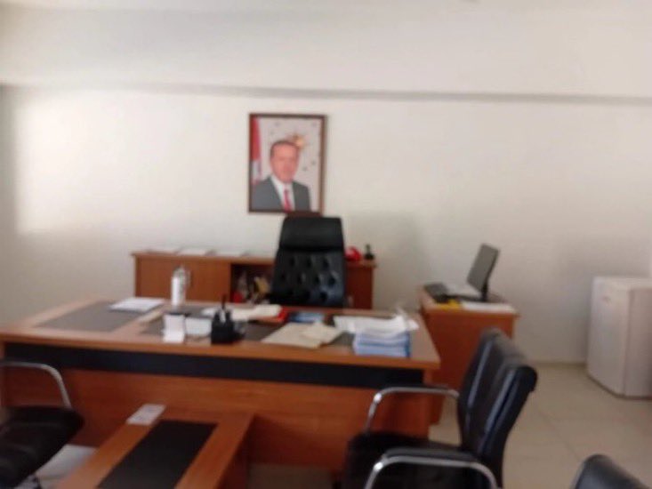 SKANDAL OLAY!

Gaziantep PTT Başmüdürlüğü'ndeki makam odalarında Atatürk portrelerinin yer almadığı ortaya çıktı. 

Odalarda Cumhurbaşkanı Erdoğan'ın portrelerinin asılı olduğu görüldü. (Halk TV)

Bu ülkenin kurucusu ve kurtarıcısı Mustafa Kemal Atatürk’ü indirmeye kimsenin gücü