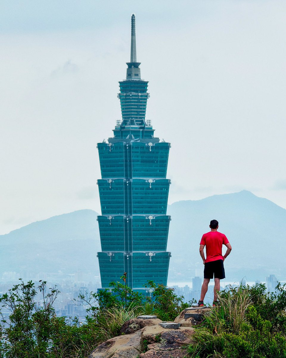 thenorthface's tweet image. @alexhonnold showed us again what dreams look like. Watch Skyscraper Live, now on @netflix. #NeverStopExploring