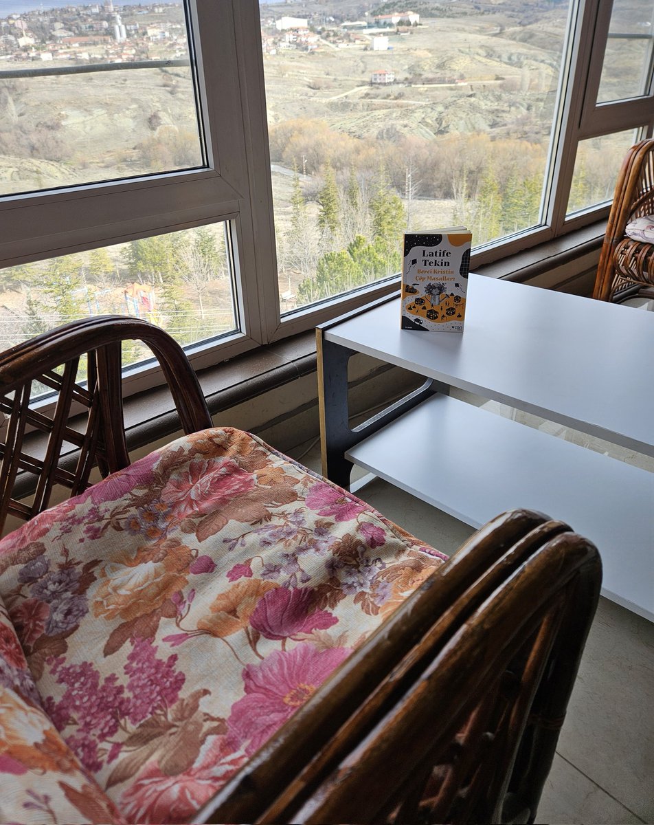 "İçin aynası gözdür diyenler
İçim türlü renktir gözlerim kara
Düştüm yücelerden engine
Kırıldı aynam ne fayda"