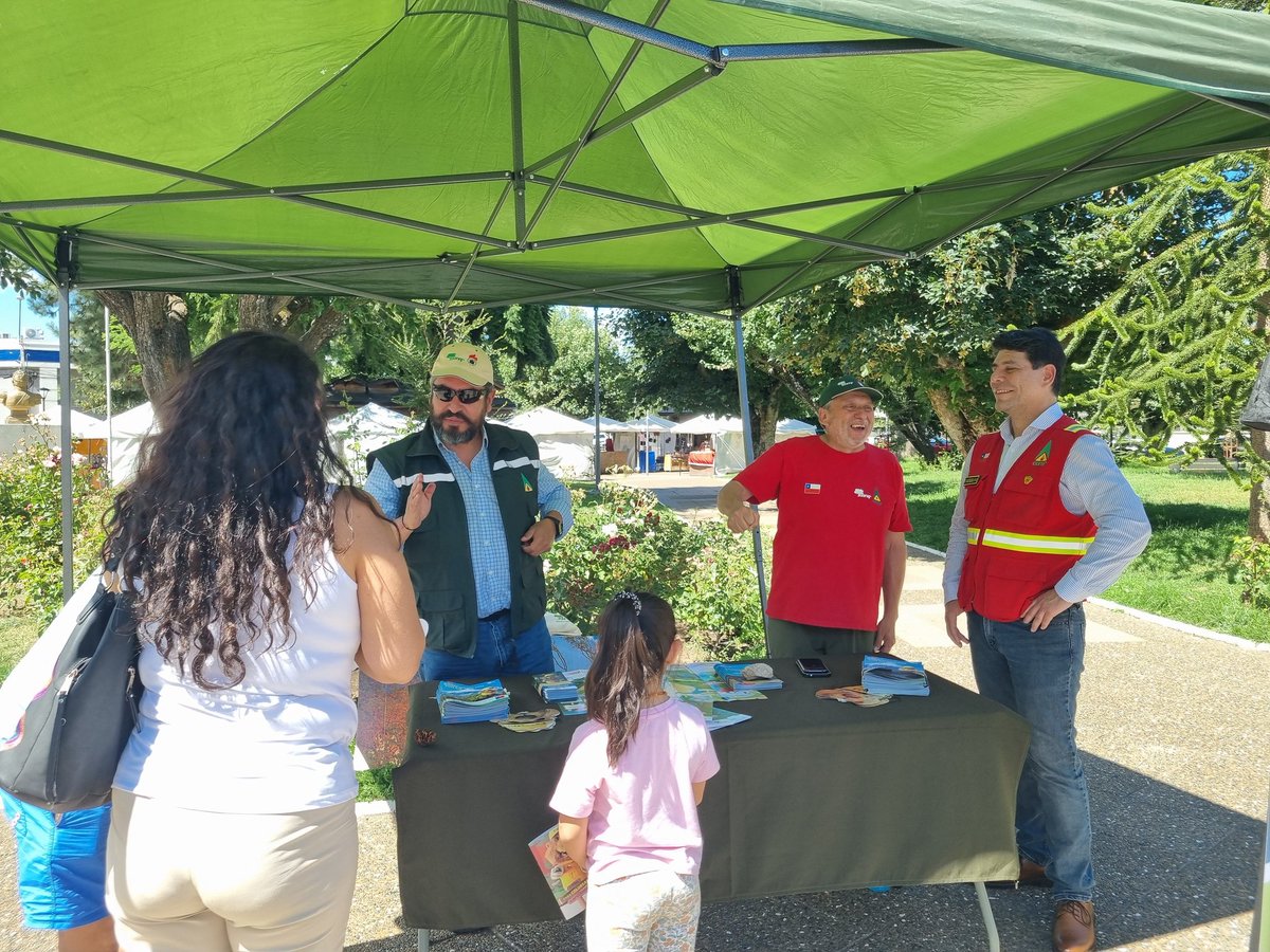 conaf_aysen's tweet image. 📍 Plaza de Armas de Coyhaique 29-01-2026  En la Plaza Ciudadana “Aysén crece en comunidad”. Stand Departamento de Protección contra Incendios Forestales (DEPRIF) entregando información preventiva y orientaciones a la comunidad.
🔥 ¡La prevención la hacemos entre todos!