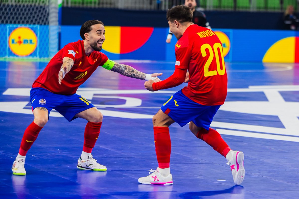 RNEdeportes's tweet photo. 🎉A cuartos de final por la puerta grande!!

España 🇪🇸  10-3 🇧🇪 Bélgica

 🔜El domingo nos espera Italia o Hungría.

#deporte #futsal #euro26 https://t.co/V87ySQZYM3