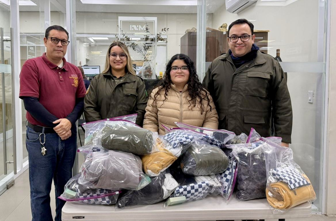 Gracias al apoyo de Tiffany Burrow Directora de la Organización Val Verde Border Humanitarian Coalition se entregaron hoy en @INAMI Acuña, paquetes de ropa de invierno para  connacionales 🇲🇽 que serán deportados este próximo fin de semana <a href="/vcalva/">Vanessa Calva Ruiz (she/ella)</a> @SRE