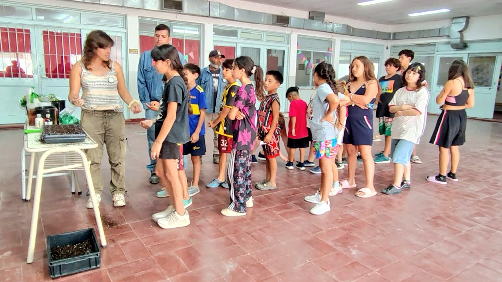🌞Jornada de la #EAV (Escuelas Abiertas en Verano) en la #Escuela24.

Junto al enorme equipo de la Agencia de <a href="/produccionmbb/">Innovación, Desarrollo Productivo y Urbanismo</a> les contamos a los chicos y chicas todo sobre el mundo de las huertas🌱: el inicio, los cuidados, la cosecha y mucho más 🌿🥬.

Agradezco a <a href="/italianomatias/">Matias Italiano</a>