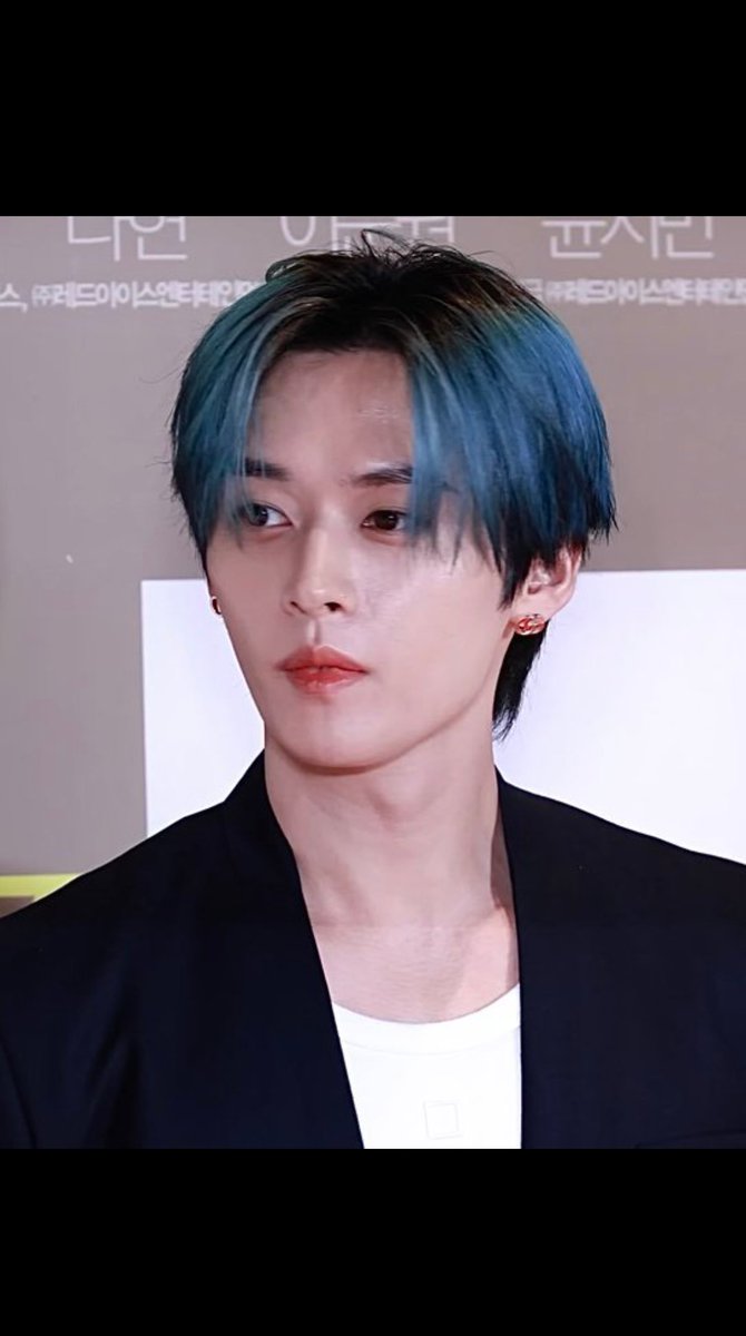 That unpleasant ratio remains even after this pathetic attempt 😂 At least put in some effort if you want drag The Leeknow's visuals bc he still ended your fav with or without filter, high or lame quality pic and whitewashing or not.