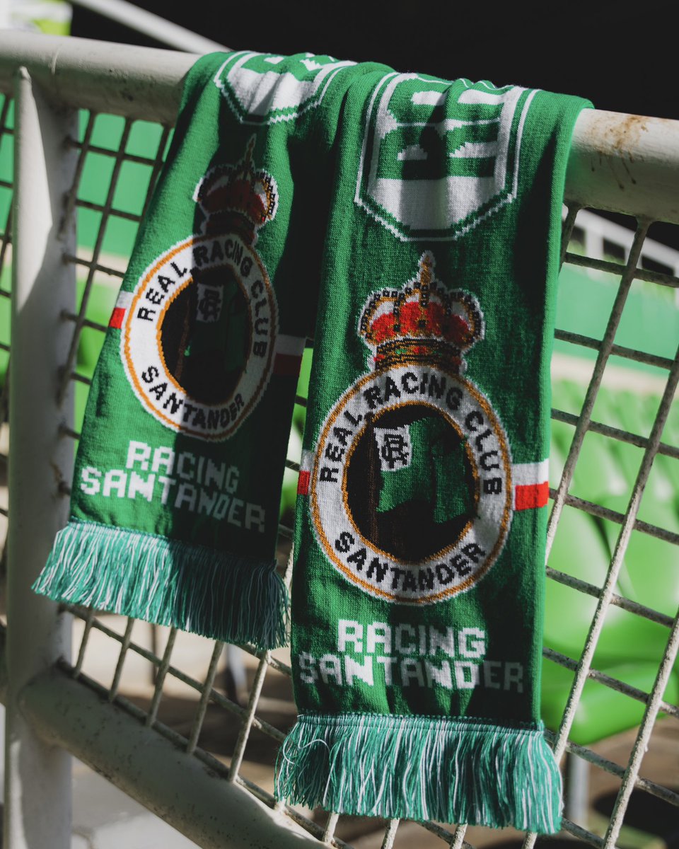realracingclub's tweet photo. ✨ Irrumpió de forma brutal en los 90, su imagen se volvió icónica en la grada de los Campos y, sin duda, fue la primera bufanda de muchos pequeños racinguistas de la época. 

🔙 Hoy regresa en todo su esplendor, porque lo bueno nunca pasa de moda y es el momento de que las nuevas generaciones puedan disfrutar con ella.

🛍️ https://t.co/pJR1DLMAtF