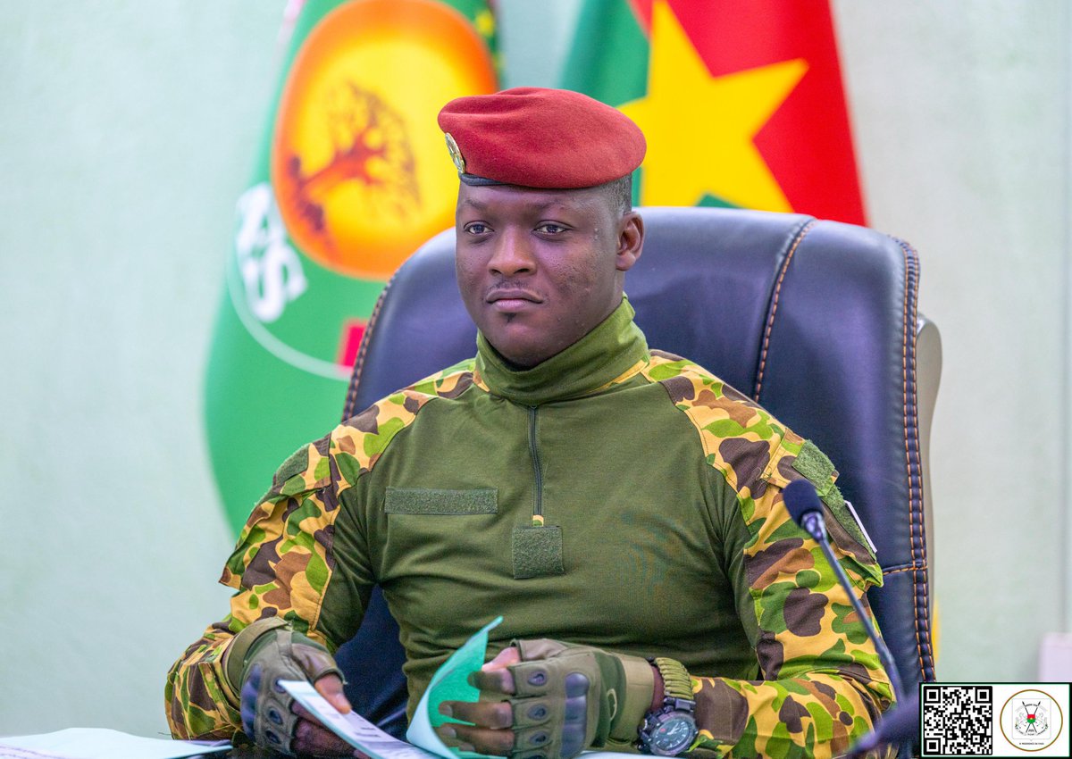 emmanutapsoba's tweet image. #Burkina🇧🇫 : le Gouvernement a adopté un décret portant dissolution des partis &amp;amp; formations politiques ainsi qu’un projet de loi portant abrogation des lois encadrant leur fonctionnement, leur financement et le statut du Chef de file de l’opposition (#Conseil des #Ministres)