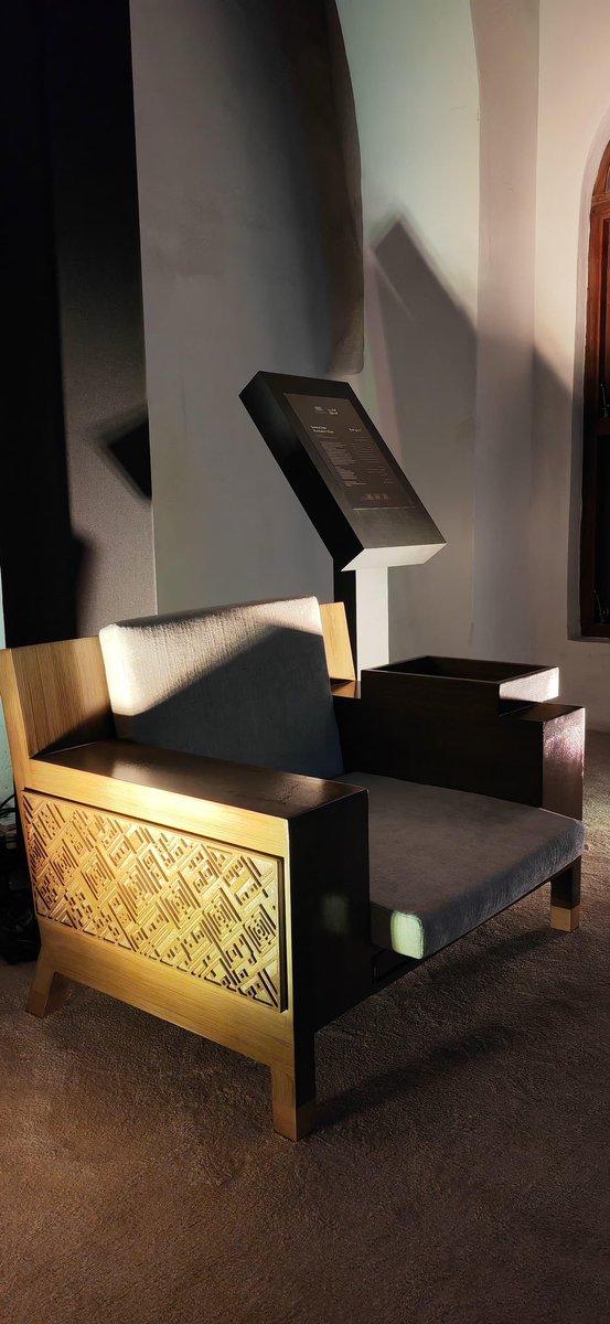 IAU_KSA's tweet photo. اُختير مشروع طالبات #جامعة_الإمام_عبدالرحمن_بن_فيصل بـ #كلية_التصاميم :
▪️كرسي صُنّاع
للعرض في #مهرجان_البشت_الحساوي كرسي خشبي مستوحى من الحرفة التقليدية،صُمم لحرفيي صناعة البشوت لتوفير الراحة أثناء التطريز والخياطة ،ويتميز بزخارف ذهبية ،مساند مرنة ،طاولة جانبية وحافظة أدوات ؛تقديراً للحرفيين وحفاظاً على أصالة الإرث الثقافي.
وذلك ضمن مقرر:
🔹تصميم الأثاث
من:
🔸تنفيذ الطالبات:
آلاء العيسى، كوثر آل بشير، أروى آل عبيدة، حنين الدوسري، منار الدوسري وحوراء الحمدان
🔹إشراف: 
د.ندى العباد - م.نورة المنَّاع