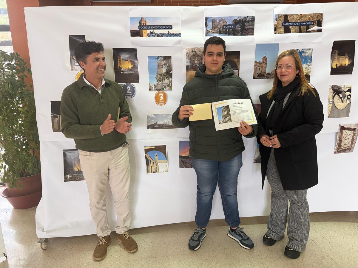 JAZG1958's tweet photo. Hoy 29 de Enero del 2026,se ha realizado la entrega de premios, por parte del Director Juan Miguel Borrego, y la Presidenta de la Ampa, María Aira Burgos a los ganadores del concurso:
María Carmona, José Manuel Vega 
Álvaro David Alcedo y Aitana Reina https://t.co/Ow4DNzN4VW