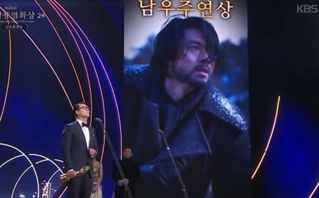 "ขณะที่ผมทำภาพยนตร์เรื่อง Harbin ผมรู้สึกถึงบางสิ่งที่มากกว่าแค่การทำหนังครับ การที่ผมสามารถมีชีวิตอยู่ในประเทศนี้และได้มายืนอยู่ตรงจุดนี้ได้ เป็นเพราะผู้คนนับไม่ถ้วนที่อุทิศตนและเสียสละเพื่อปกป้องชาติของเรา ผมอยากจะขอบคุณรางวัลนี้เพื่อส่งต่อไปยังบุคคลเหล่านั้นครับ ขอบคุณครับ