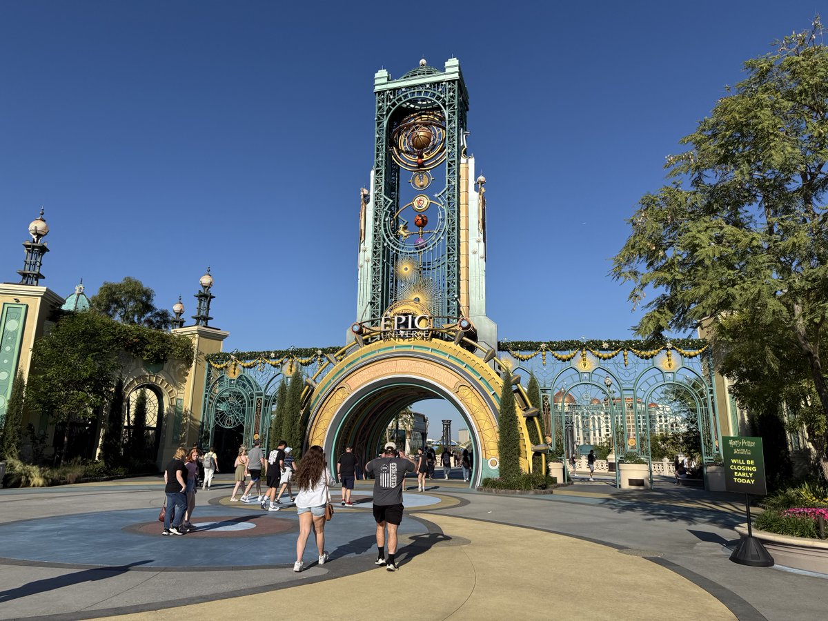 JimShull's tweet image. #Comcast released its fourth quarter earnings on Thursday and the revenue for the company’s theme parks was up 22%.  About $2.9 billion. Sign of #EpicUniverse successful opening.  #DisneyJourney on YouTube.com/jimhshull covers the connection between #Universal and #Universal.