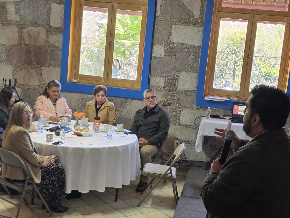 SALUD MENTAL Y ENTORNO LABORAL: Sin bienestar no hay productividad ni justicia.

El Dr. José Alfredo Juárez González, Director del CAISAME, abordó el impacto bidireccional entre la salud mental y el entorno laboral.

Un mensaje contundente:
no se puede exigir excelencia donde no