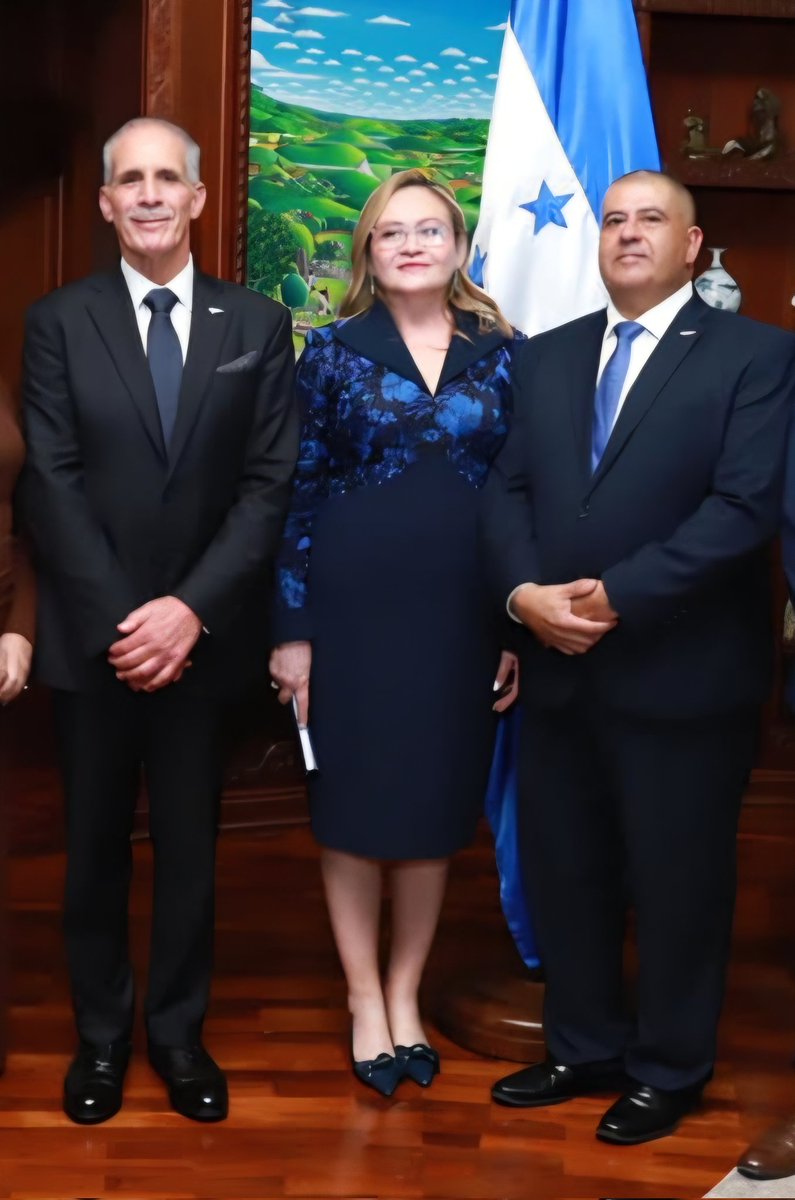 hnpresidencia's tweet photo. Instituto Nacional de Migración

Carlos Eduardo Cordero Montoya asume como Director del Instituto Nacional de Migración (@MigracionHND) junto a María Fernanda Cassasola como Subdirectora.

Honduras, vamos a estar bien. https://t.co/7h4tHrg48i