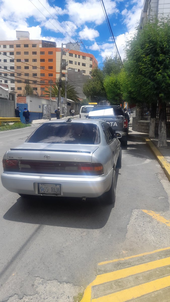 claubaya's tweet photo. Es recurrente que la "parada" de transporte público en la puerta de la @UCBLaPaz sea un estacionamiento permanente pese a tener policías en sus instalaciones. Los oficiales no hacen respetar la norma.
Urge un control @Pol_Boliviana https://t.co/1bRD5kgZZu