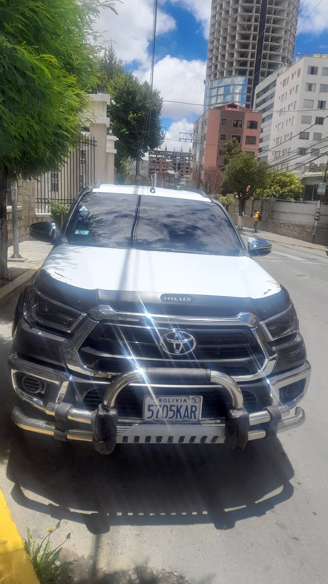 claubaya's tweet photo. Es recurrente que la "parada" de transporte público en la puerta de la @UCBLaPaz sea un estacionamiento permanente pese a tener policías en sus instalaciones. Los oficiales no hacen respetar la norma.
Urge un control @Pol_Boliviana https://t.co/1bRD5kgZZu