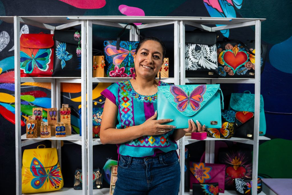 cocobernal's tweet photo. ⭕️ #COFOCE | Con el impulso del Gobierno de la Gente, Rosa Mexicano lleva la artesanía guanajuatense al mundo 🌐
https://t.co/e0M197rgi2 https://t.co/qVm1QqU72w