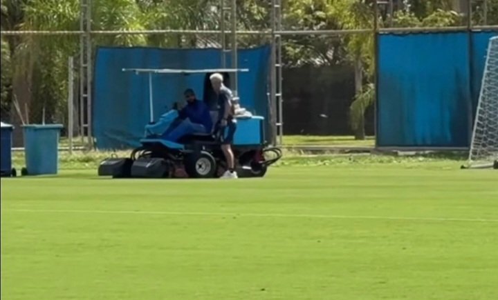 museu_gremio's tweet photo. Jardineiro é visto dando instruções para Luis Castro no CT do Grêmio https://t.co/SUdFxNJXDY