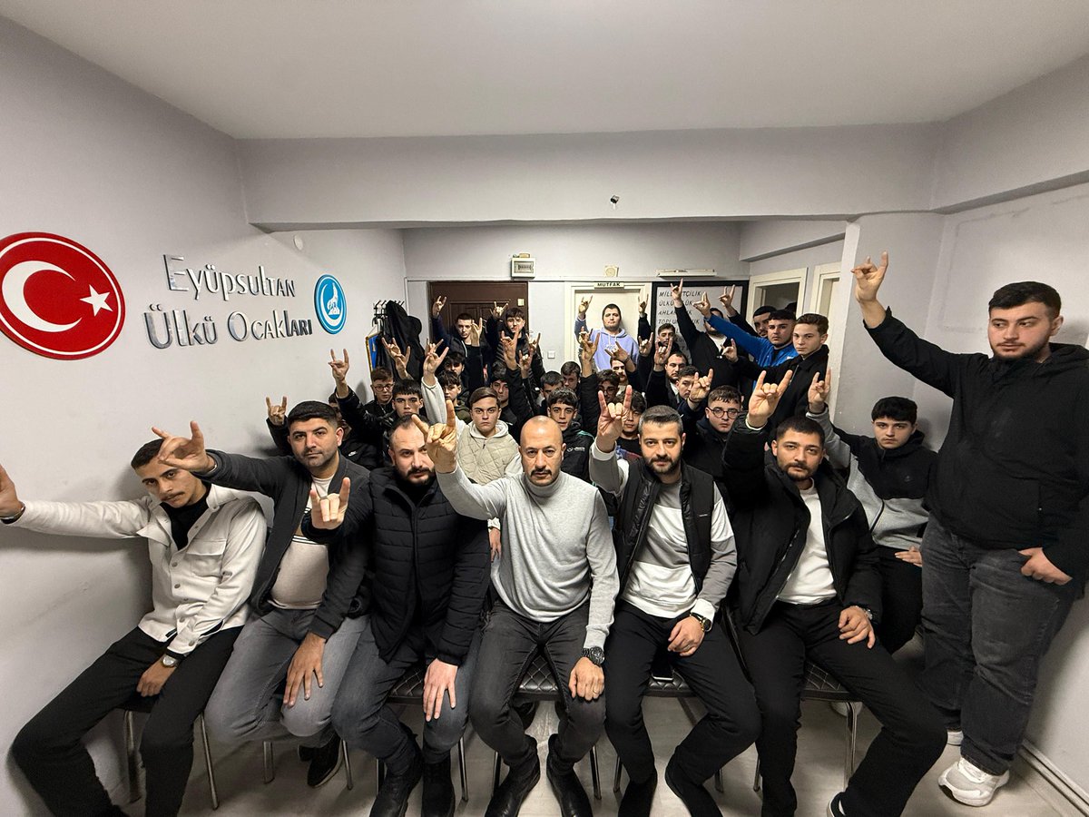 SametKaragl25's tweet photo. Eyüpsultan Ülkü Ocakları olarak her perşembe düzenlediğimiz Kuran-ı Kerim tilavetimizi gerçekleştirip, Peygamber efendimizin (s.a.v), Başbuğumuzun ve Şehitlerimizin ruhuna hediye eyledik. 

Allah birlik ve beraberliğimizi daim eylesin. 
Var Olsun Ülkü Ocakları 🇹🇷🇹🇷 https://t.co/LlhHfzFQIw