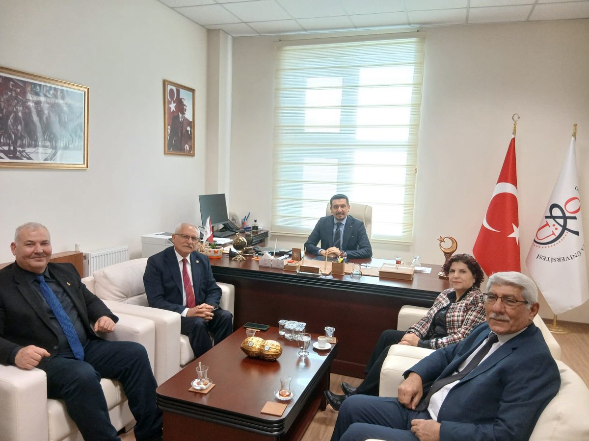 KA-VAK Kadirli Yönetimi olarak, Osmaniye Korkut Ata Üniversitesine Rektör Yardımcısı  olarak atanan Hemşehrimiz Prof. Dr. Sn.Ceyhun YÜKSELİR’ i makamında ziyaret ederek yeni görevini hayırladık.
            Osmaniye’de yüksek öğretim üzerine sohbet ettik.