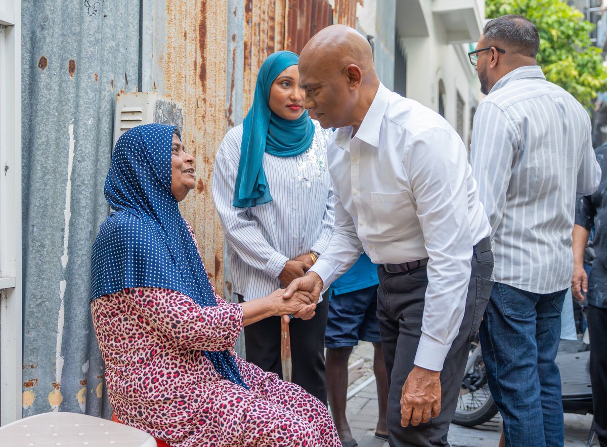 pnc_secretariat's tweet photo. ކޮންގްރެސް ޕާޓީގެ މާފަންނު މެދު ދާއިރާގެ ކެންޑިޑޭޓުންގެ، ދޮރުން ދޮރަށް ހަރަކާތުގެ ތެރެއިން.

#LCE2026 
#JaleelForMayor 
#CongressPartyMV 
#DhiveheengeRaajje https://t.co/sV1zPhDWvS