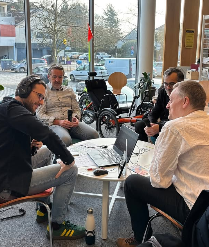 velofasto's tweet photo. Merci @iciarmorique de nous avoir invité hier en direct de #ThorignéFouillard à parler de notre activité. 🙏
Léo, l'animateur n'a pu résister à l'envie d'essayer notre #trike dehors après la fin de l'enregistrement ! 😊
Écoutez-nous en replay sur https://t.co/Ec1KmN39mz
@TF35235 https://t.co/CLlrbfXdtz