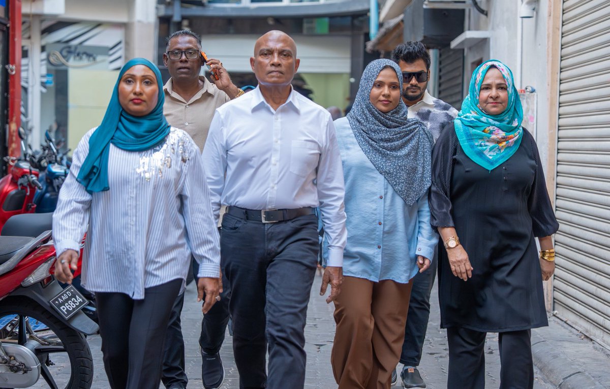 Moosa_A_Jaleel's tweet photo. ކޮންގްރެސް ޕާޓީގެ މާފަންނު މެދު ދާއިރާގެ ކެންޑިޑޭޓުންގެ، ދޮރުން ދޮރަށް ހަރަކާތުގެ ތެރެއިން.

#LCE2026 
#JaleelForMayor 
#CongressPartyMV 
#DhiveheengeRaajje https://t.co/jST8uCIg8w