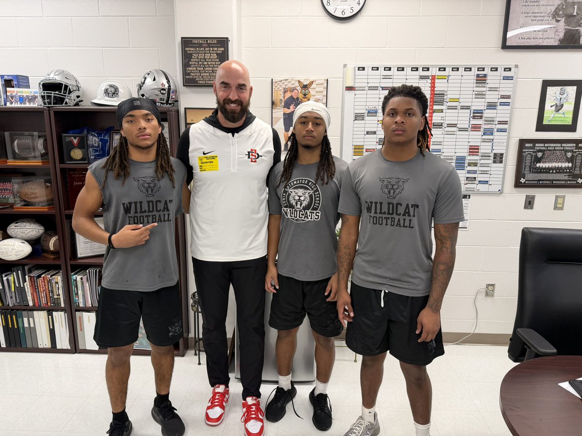 Thank you <a href="/TheHC_CoachLew/">🔴 Sean Lewis ⚫️</a>  for taking the time to talk to me today.
<a href="/jamccall14/">Coach James McCall</a> <a href="/jacampbe47/">Joshua Campbell</a> <a href="/CoachSanchezSHS/">Mauricio I Sanchez</a> <a href="/JButler_210/">Josh Butler</a> <a href="/_RL_Martin/">R.L. Martin</a> <a href="/BDammone/">Along The Wire</a>