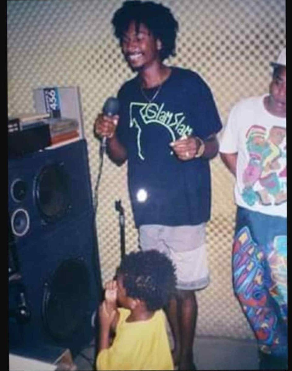 thunderkilla's tweet image. こりゃあなかなかな写真だよ。
札幌でリンクしたナカノさんから章三がもらったやつで、V.I.P.のダブ録り時のガーネットシルク。Tシャツからして来日後で、テックスも写ってるし、場所がダブストアだってのもわかるし、エンジニアやったのは若きチューパーだったって。