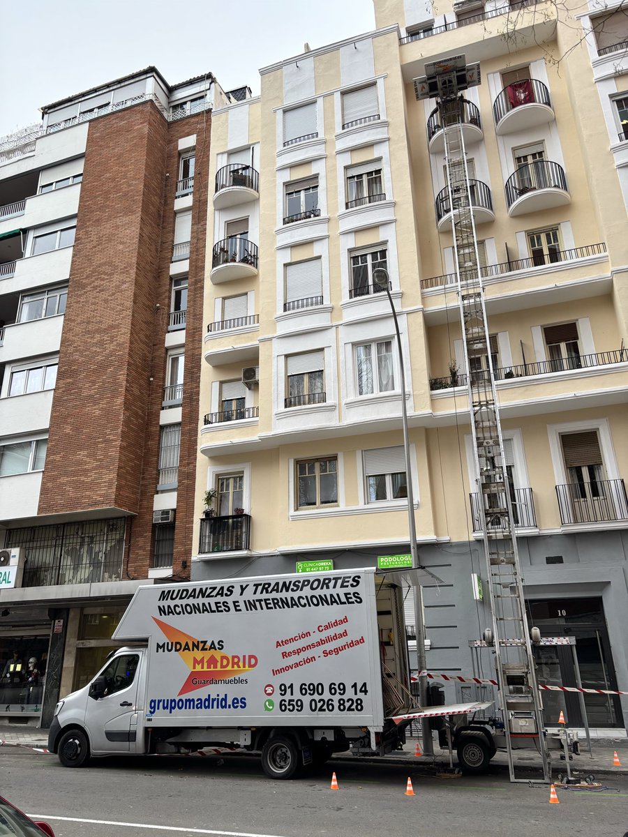 MudanzasMAD's tweet photo. Mudanzas Madrid cargando mudanza en centro de Madrid. 😎
#mudanzasmadrid #elevadordemuebles #grupomadrid #gruasdemudanzas #guardamuebles #embalajes https://t.co/hzYClpKSME