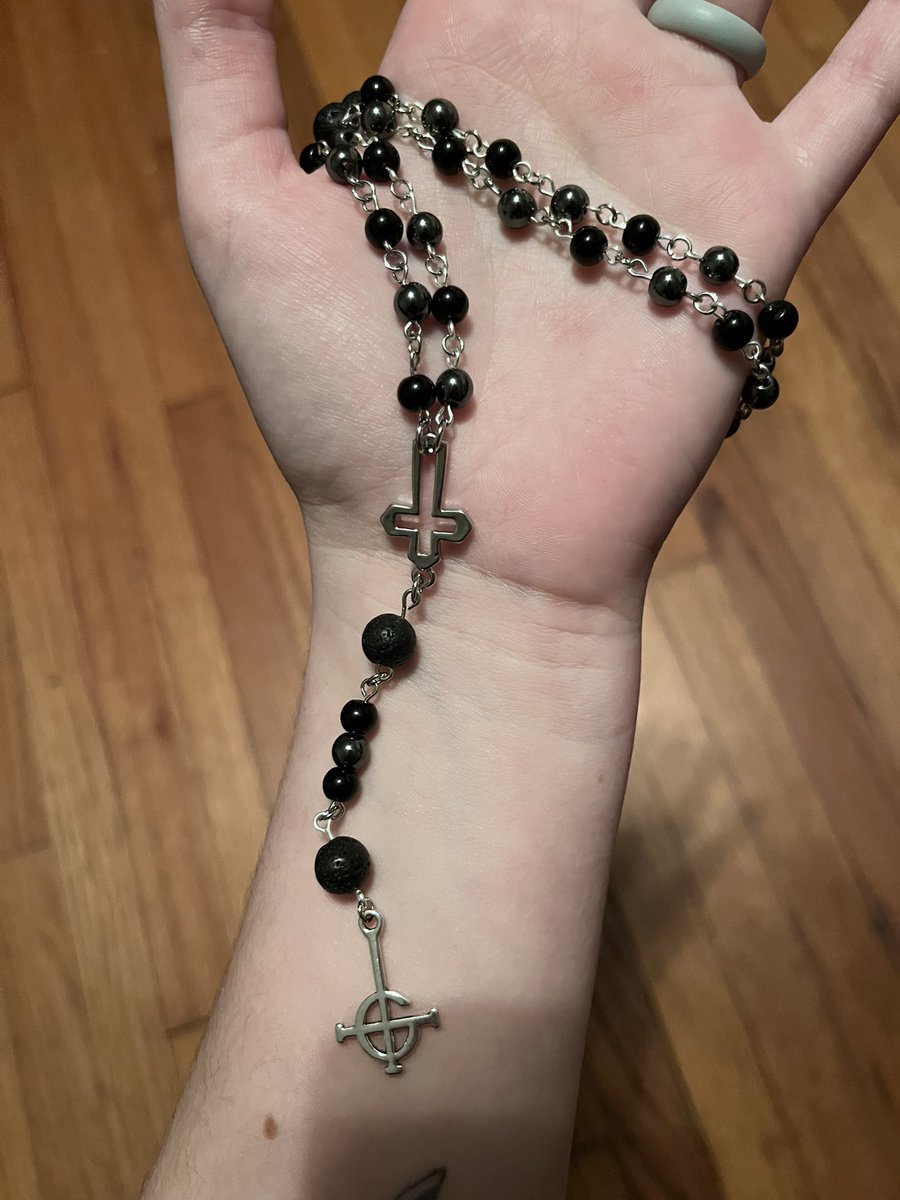 new black and silver ghrosary available on my etsy! link in bio 🖤🦇
