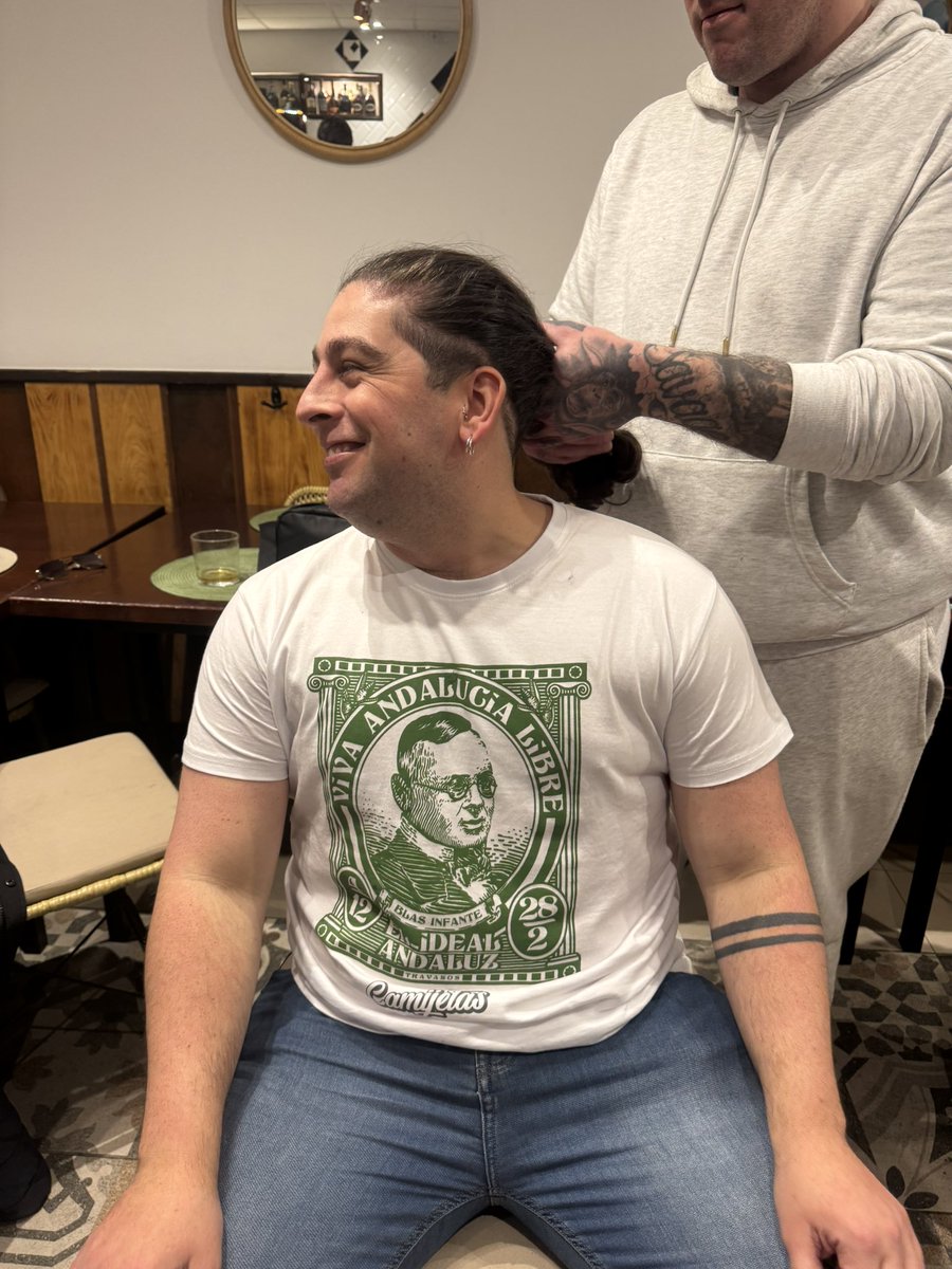 Queremos dar las gracias de todo corazón a nuestros amigos de <a href="/camijetas/">CAMIJETAS</a> por el gesto tan bonito que tuvieron con nosotros, haciendo aún más especial el día tan emotivo que vivimos ayer.

Sin pensarlo dos veces, nos regalaron a todos los componentes de la comparsa esta