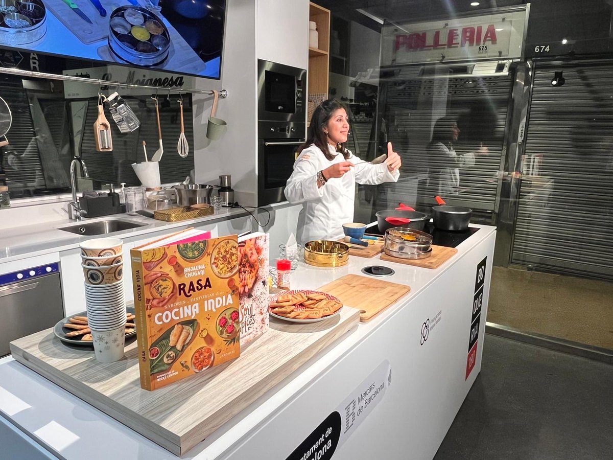 CasaAsia's tweet photo. 🍵 Avui hem après… a elaborar un #massala #txai: tot un viatge sensorial per l’#India!
🫚 Hem repassat tècniques, ingredients i rituals de la mà d’Anjalina Chugani, que ens ha explicat la ruta de les #espècies, les seves històries i tradicions, amb demostració i degustació final.
🤝 Aquesta activitat està emmarcada en l’#AnyDualEspanyaIndia i compta amb la col·laboració de @la_boqueria i @CGIBarcelona
✨ Gràcies al públic per omplir la sala i per compartir aquesta experiència gastronòmica i cultural amb nosaltres!