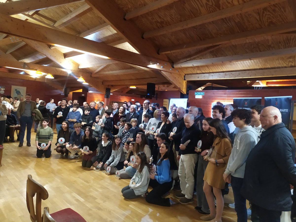 Foto de familia de los premiados en la Gala de la Federación Navarra ee Golf. Enhorabuena a todos y todas.