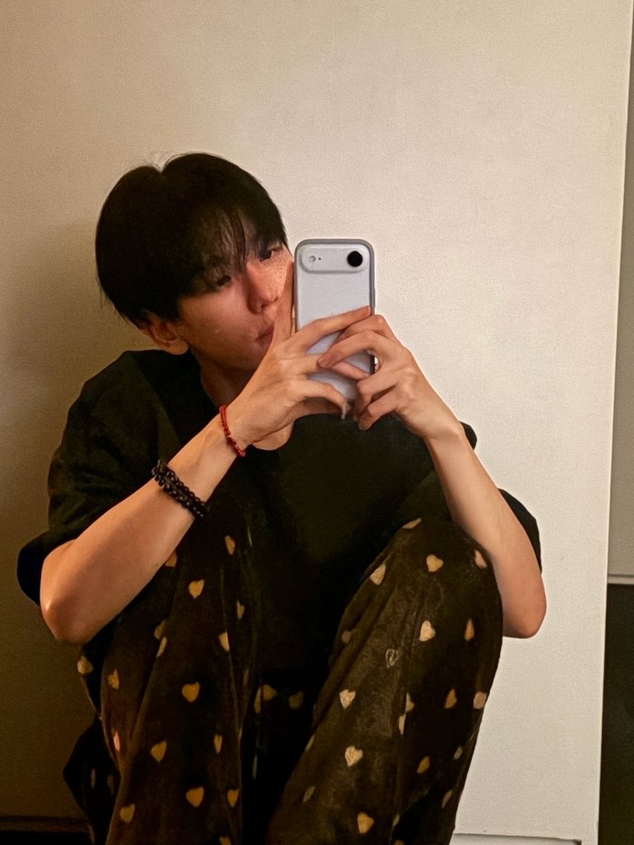 Baekhyun bubble update! 
#큥이버블 #백현버블 

🐶: (sent a photo)

🐶: Sleep well ❤️ while dreaming a black dream, dream of me ❤️

(Context: ‘black dreams’ is his way of saying, ‘Don’t dream at all, just get deep, restful sleep.’ )