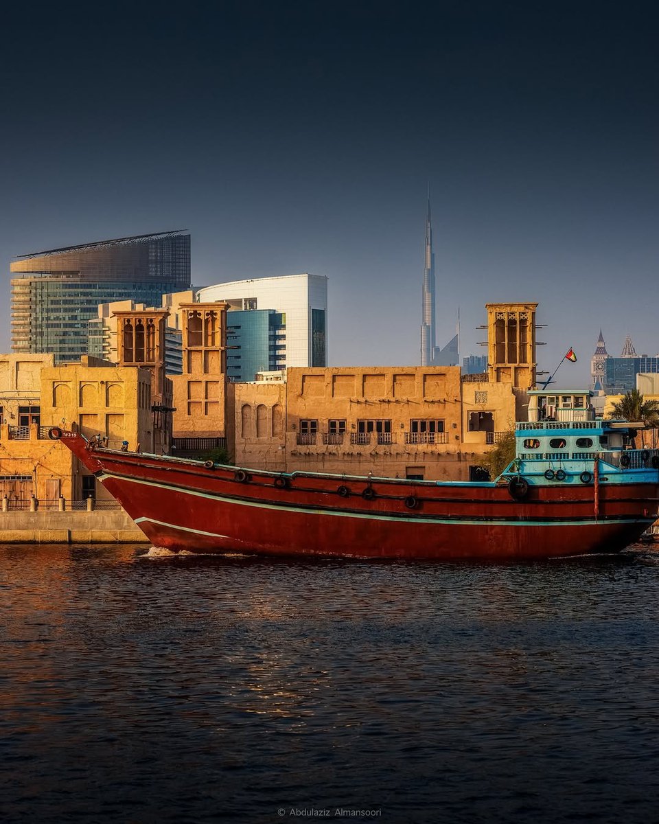 Dubai’s Vergangenheit und Zukunft in einem Foto. 🤎 

💡 Die Typische arabischen Holzboote werden "Abra" genannt, was überqueren bedeutet. Die Boote sind noch heute ein wichtiger Bestandteil des Transports über den Dubai Creek. 

📸 IG/ abz.ae
#VisitDubai