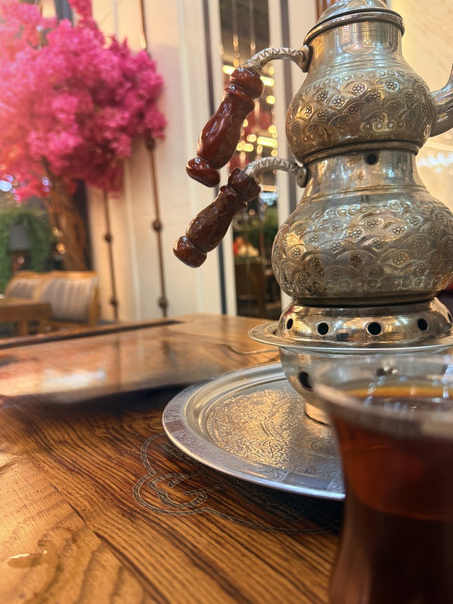 Semanur1408's tweet photo. Her gecenin bir sabahı, her derdin bir dermanı, her duyulmayanın bir fermânı vardır. Dallar kırılır, yapraklar dökülür, mevsim kış olur.
ama gün gelir; vaadinden asla dönmeyen Rahmân, geceyi sabaha, derdi dermana, dalı çiçeğine, göğü ve yeri baharına kavuşturur,sabret.. https://t.co/zrNrRzSeo3
