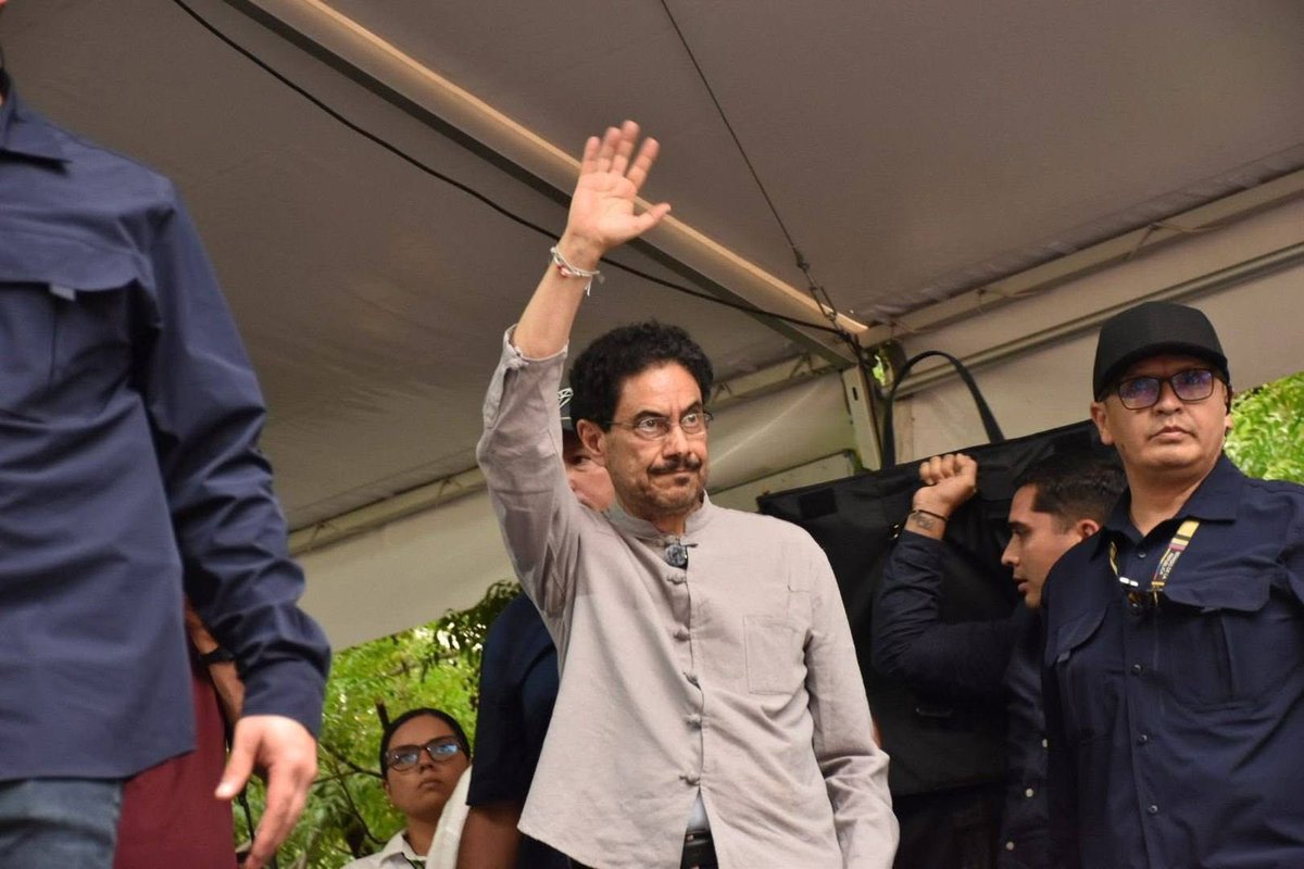 De dignidad y pueblo está hecho <a href="/IvanCepedaCast/">Iván Cepeda Castro</a> ✊🏽❤️‍🔥

Mientras dos patos en un avión lo increpan, su pueblo en Neiva lo abraza con una masiva presencia en acto público. 

Vamos a ganar de nuevo.

<a href="/PizarroMariaJo/">María José Pizarro Rodríguez</a>